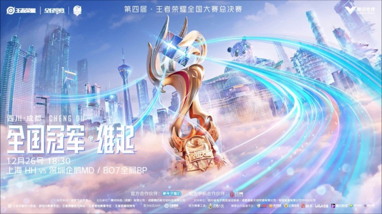 九尾机场私服潮搭：运动风白色T恤配破洞牛仔裤